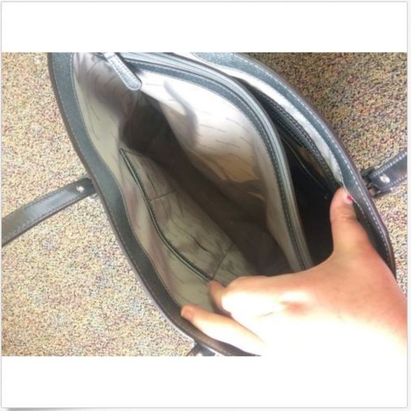 MICHAEL KORS VOYAGER EAST WEST TOTE + WALLET - Picture 4 of 8